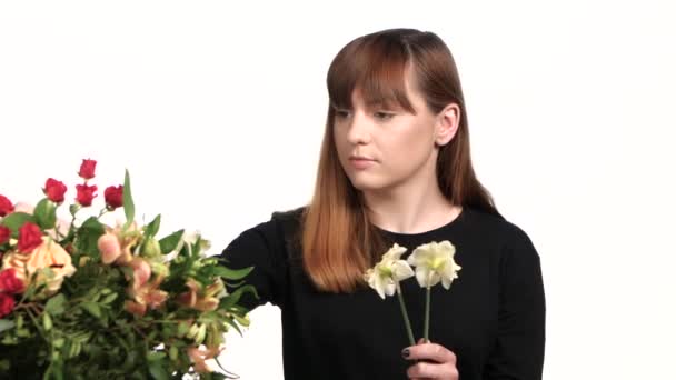 Γυναίκα φροντίζει λουλούδια Νάρκισσος. Λευκό. Κοντινό πλάνο — Αρχείο Βίντεο