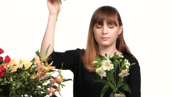 Florist assemble a bouquet of flowers. White. Close up — Stock Video