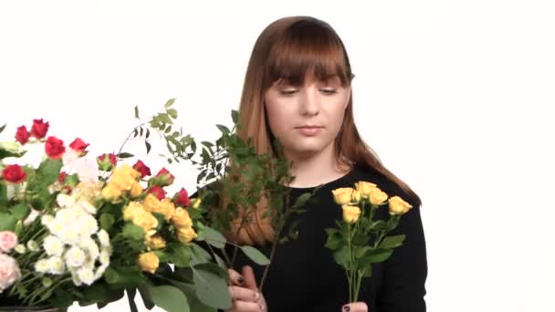 Chica recogiendo flores en un ramo. Blanco. De cerca. — Vídeos de Stock