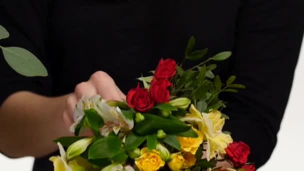 Varietà di fiori nel bouquet. Fiorista. Bianco. Da vicino. — Video Stock