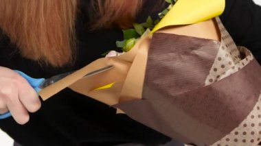 Dokunmatik olup temiz çiçek buketi çiçekçi. Yakın çekim