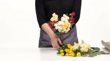 Bir buket çiçek çiçekçi ekler. Beyaz. Ağır çekim. Yakın çekim