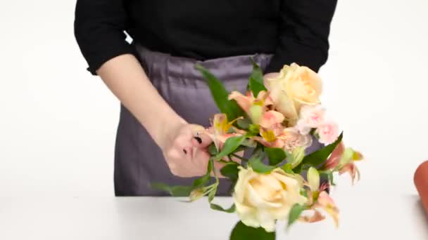 Florist infogar blommor i buketten. Vit. Tid förflutit. På nära håll — Stockvideo