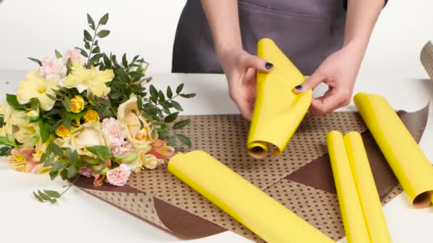 Flower shop. Arranging of flower bouquet. White. Close up — Stock Video