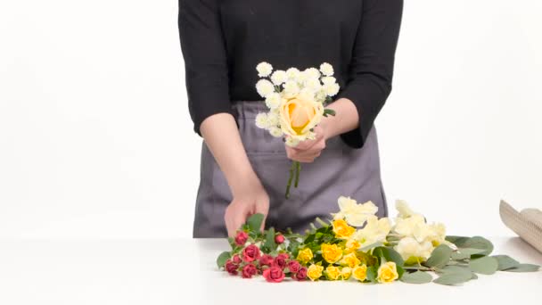 Florist montera en bukett. Vit. På nära håll — Stockvideo