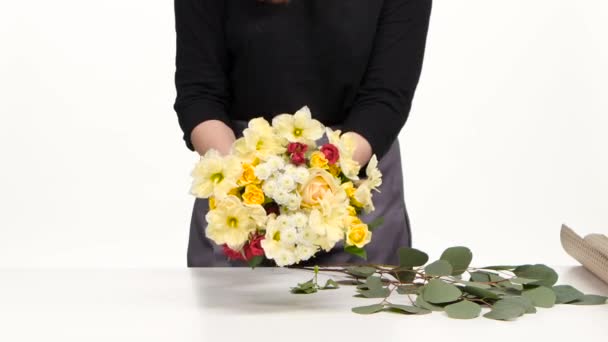 Fleuriste fait un bouquet pour la célébration. Blanc. Gros plan — Video