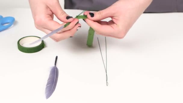 Girl makes jewelry out of feathers. Time lapse. Close up — Stock Video