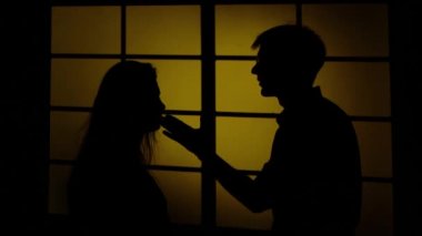 İnsanlar ve aile içi şiddet. Siluet. Yakın çekim
