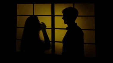 Çiftler kavga emz. Kızgın kadın bir adamın suratına vuruyor. Siluet. Yakın çekim