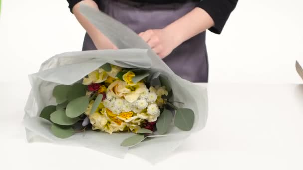 Fleuriste enveloppant pour fleurs de bouquet. Blanc. Gros plan — Video
