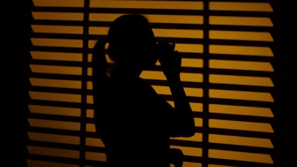 Mujer bebiendo café de una taza. Silueta. De cerca. — Vídeo de stock