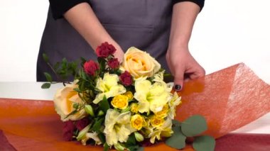 Çiçekçi buket çiçekler için bir şal yok. Beyaz. Yavaş çekim. Yakın çekim