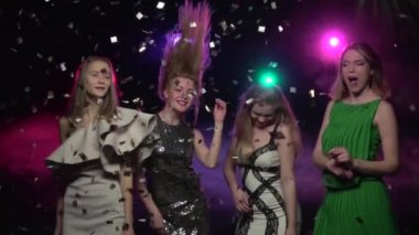 Kız dans ve hareketleri partide kafa yapmak. Ağır çekim