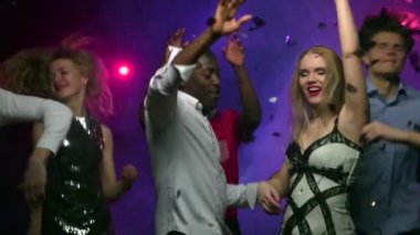 Afro-Amerikan erkek ile kız partide dans. Ağır çekim