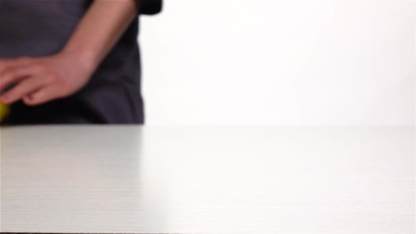 Rouleau de papier d'emballage. Préparation du papier. Blanc. Au ralenti. Gros plan 