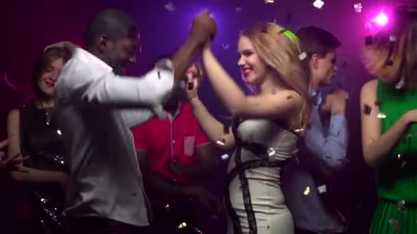 African American man die dansen met blond meisje. Slow motion — Stockvideo