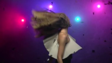 Baş hareketleri yapma dans kız. Yakın çekim. Ağır çekim