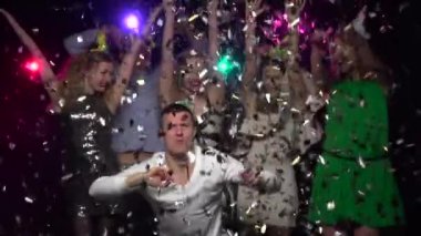 Glitter konfeti altında dans arkadaş şirket. Ağır çekim