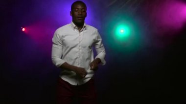 Afrika kökenli Amerikalı adam dans, ritmik hareketler yapma. Ağır çekim