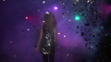 Atlama ve döne döne parlak elbiseli dans eden kız. Ağır çekim