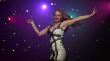 Sarışın kız kendini çevresinde dönen dans. Yakın çekim. Ağır çekim