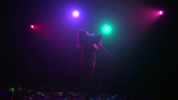 Dansul fetei de siluetă cu lumini în stil disco. Slow motion — Videoclip de stoc