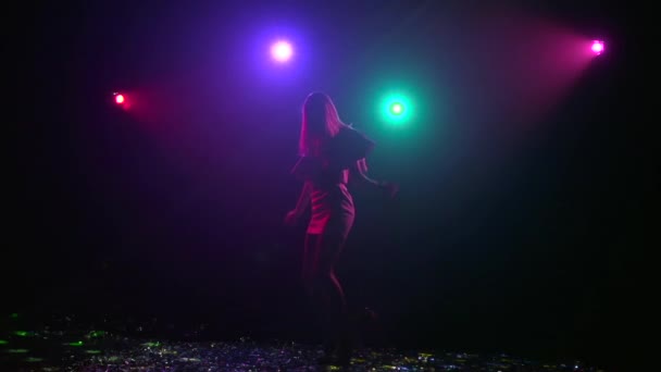 Σιλουέτα του κορίτσι ρυθμική κίνηση της disco. Αργή κίνηση — Αρχείο Βίντεο