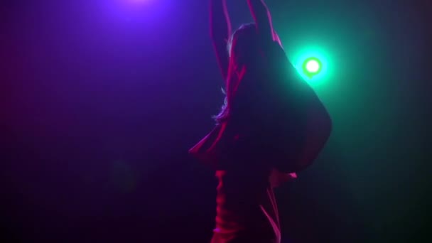 Close-up van silhouet meisje in ritmische dansen. Slow motion — Stockvideo