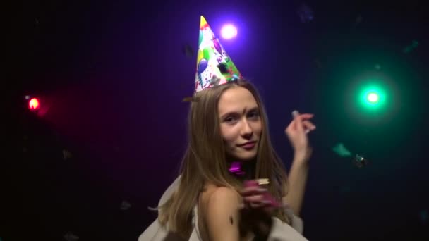 Közeli kép: a party kalap a tánc a lány. Lassú mozgás — Stock videók