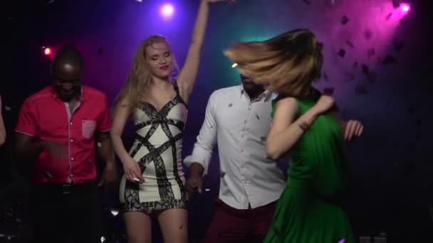 Dos jóvenes afroamericanos bailan con chicas. Movimiento lento — Vídeos de Stock