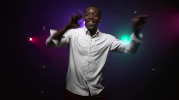 Young afroamerikansk man dansa och ha roligt. Slow motion — Stockvideo