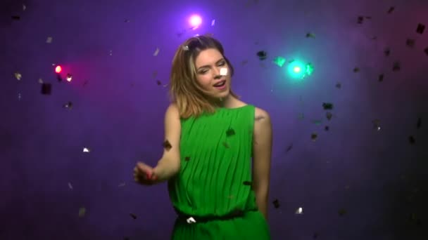 Танцы крупным планом молодой женщины в зеленом платье. Медленное движение — стоковое видео