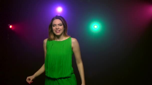 Close-up tančí mladé ženy v zelených šatech. Zpomalený pohyb — Stock video