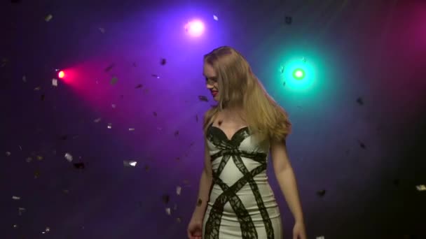 Közeli kép: táncoló lány csillogó konfetti alatt. Lassú mozgás — Stock videók