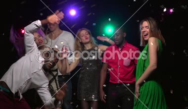 Parti dans farklı milletlerden yakın çekim insanları. Ağır çekim