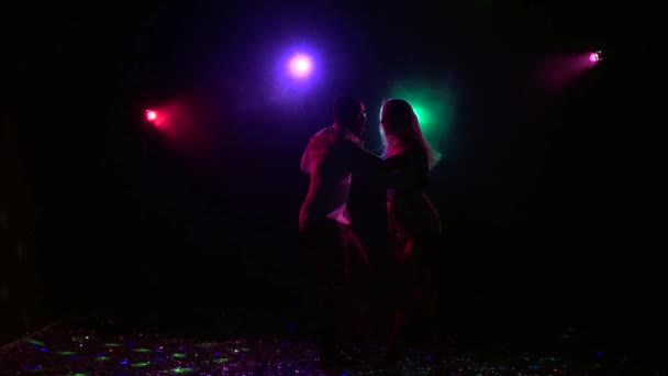 Casal dançarino dança latino-americana em pares. Movimento lento — Vídeo de Stock
