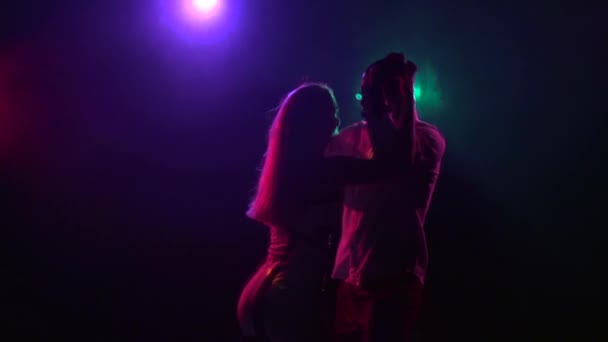 Пара сексуальных танцующих латинских американских танцев. Крупный план. Медленное движение — стоковое видео