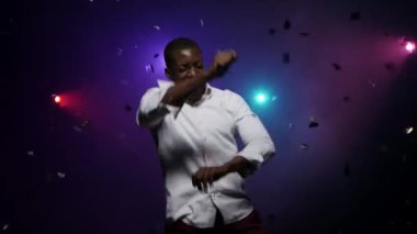 Afrikalı-Amerikalı genç adam dans ve having fun