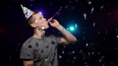 Glitter konfeti atma, parti düdük ve dans üfleme adam. Yakın çekim