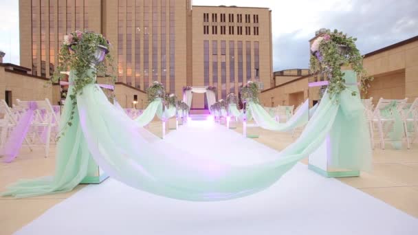 Ceremonia de hupa al aire libre. Decoración del pasillo de boda — Vídeos de Stock