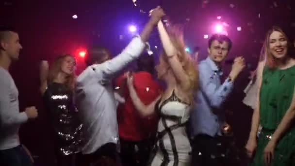 African American man die dansen met meisje op feestje onder vrienden — Stockvideo