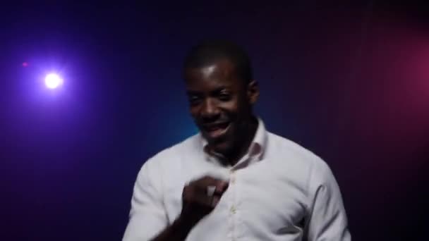 African-American man dancing and gesturing with his hands. Close-up — Stock Video