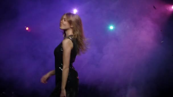 Parlak elbiseli kız eğlenceli dans ve atlama — Stok video