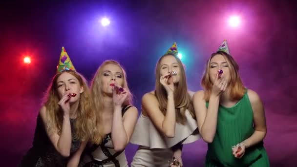 Chicas jóvenes soplando silbato fiesta y bailar en la fiesta — Vídeos de Stock
