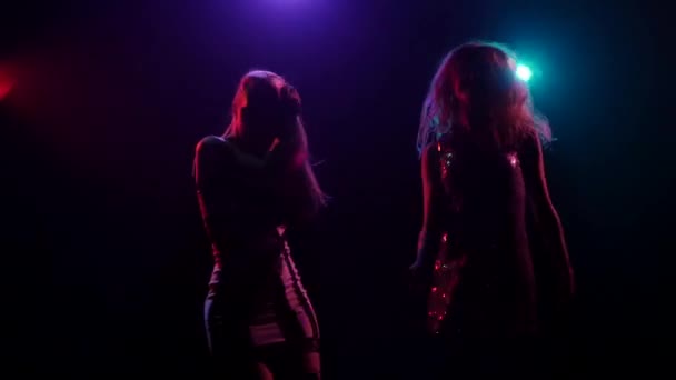 Silhouet van meisjes met lang haar dansen in disco stijl — Stockvideo