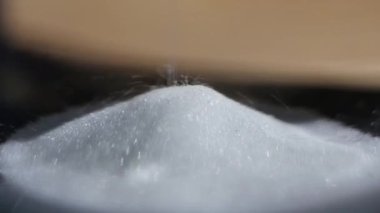 Kum yığını içinde dökülen. Yakın çekim