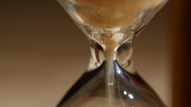 Sand flowing through an hourglass. Close up — Stock Video