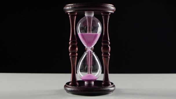 Countdown in the hourglass. Pink sand. Black — Stock Video