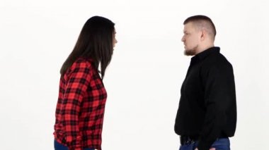 Çift ilişki bulmak bağırmak ve ellerini sallayarak. Beyaz