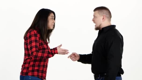 女人和男人很情绪化的争吵。白色 — 图库视频影像